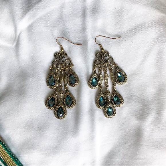 Dangely Earrings - Picture 2 of 4
